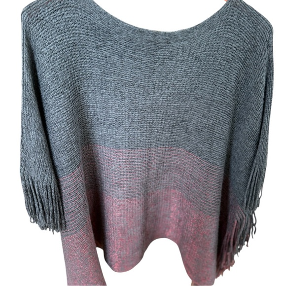 unknown Sweaters - Elegant Gray and Pink Women's Poncho with Fringe